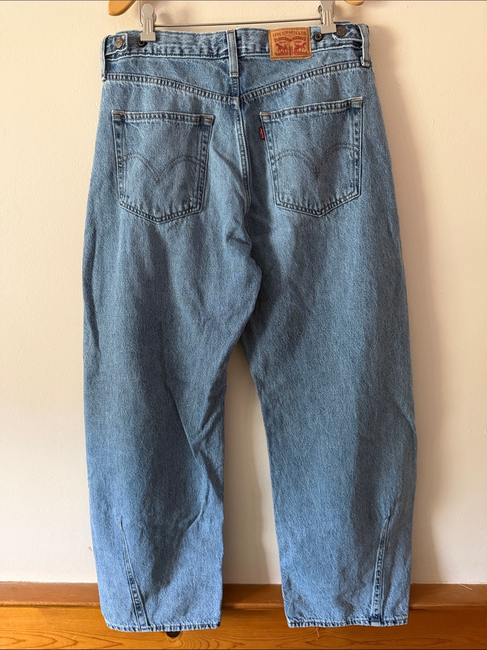 Levi’s Cinch Barrel Jeans Size 32 - Picture 2 of 5